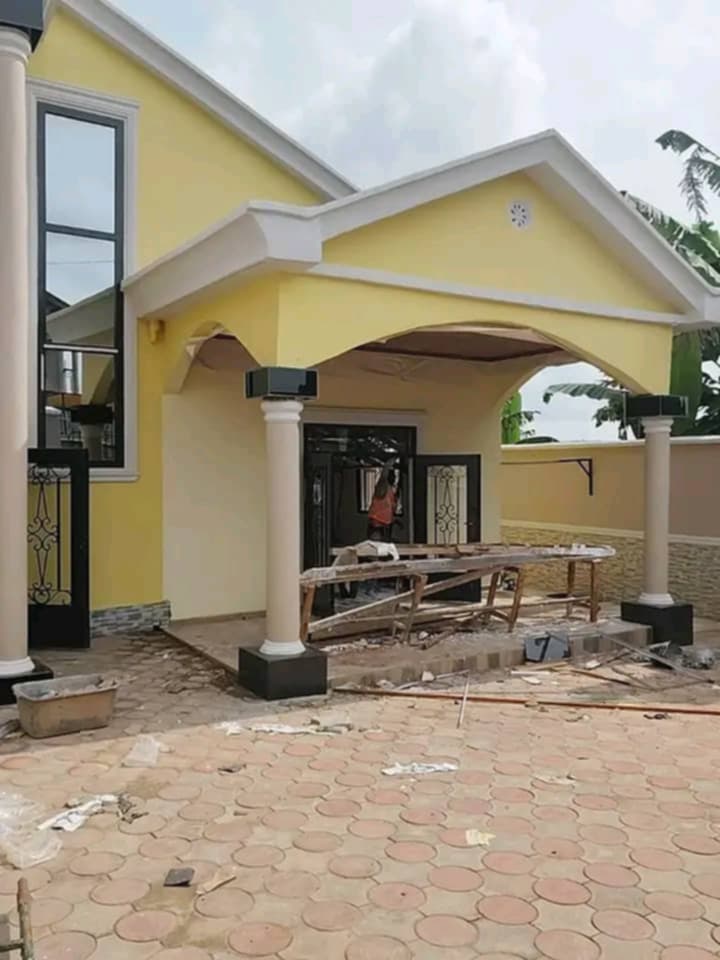 GTI SARL vous propose un Duplex nouvellement construit et jamais habité à vendre à Nkozoa