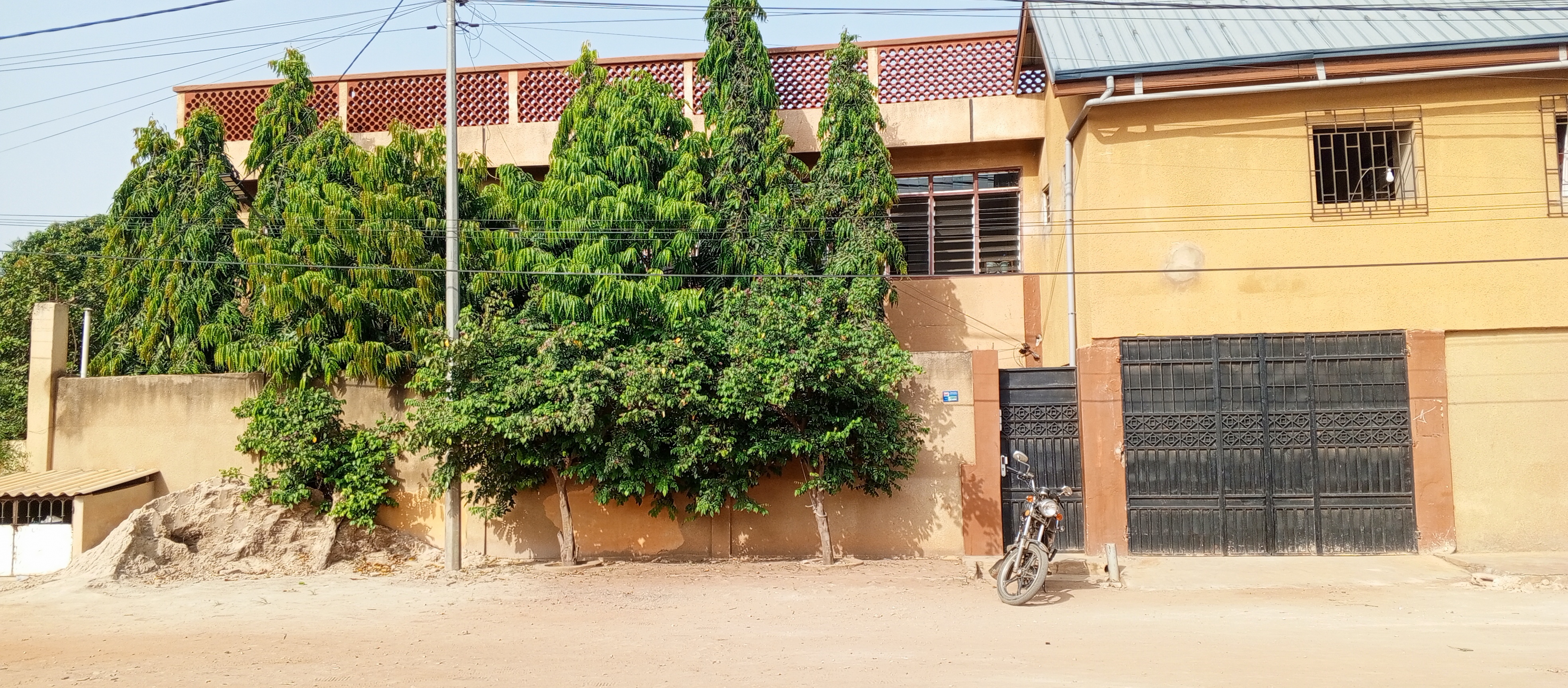 MAISON DE LOCATION COMPOSÉE DE CINQ (05) APPAREMMENT