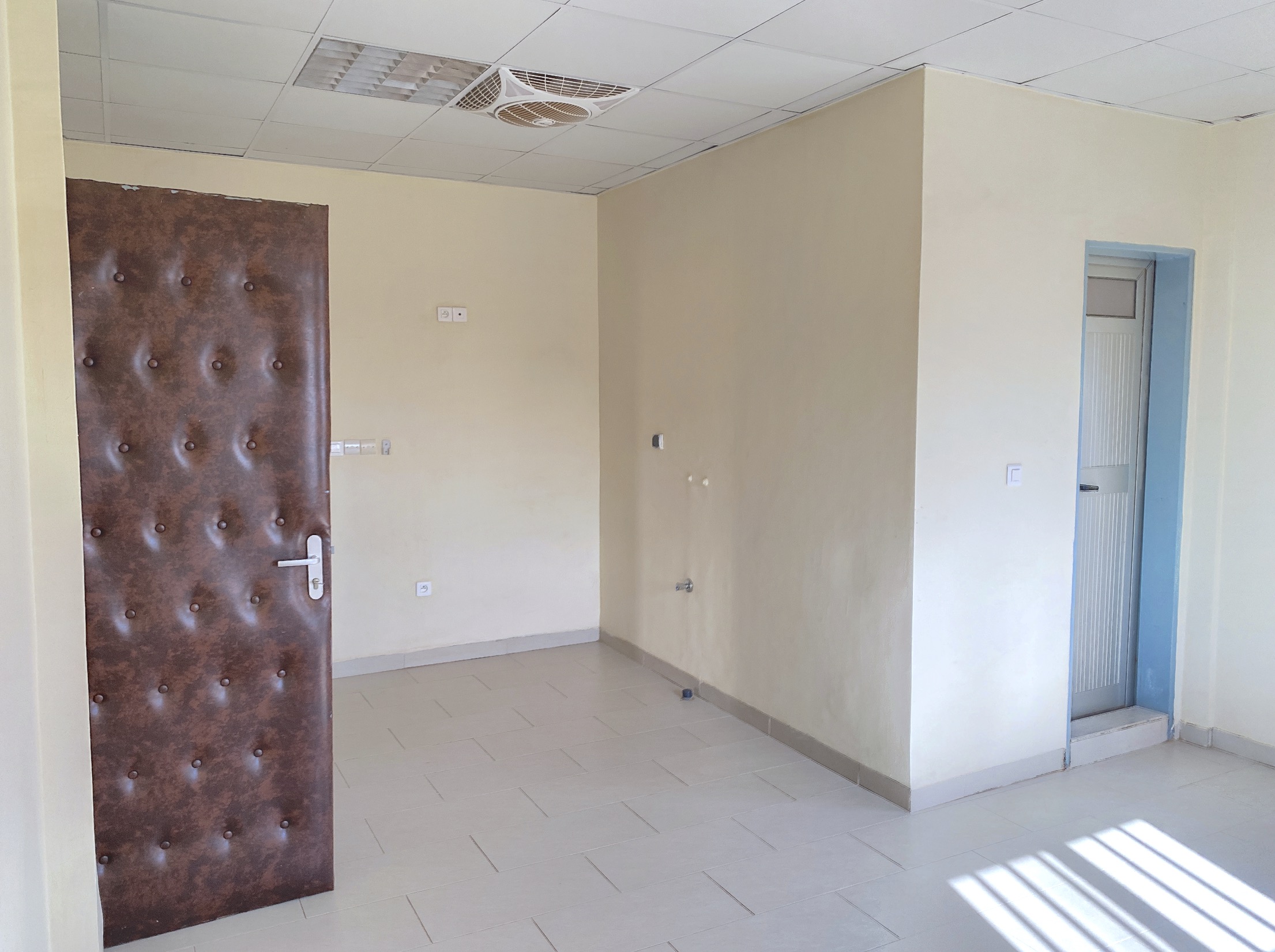 DES BUREAUX EN LOCATION DANS UN IMMEUBLE R+3 A KARPALA SUR PERFECTOR IMMOBILIER