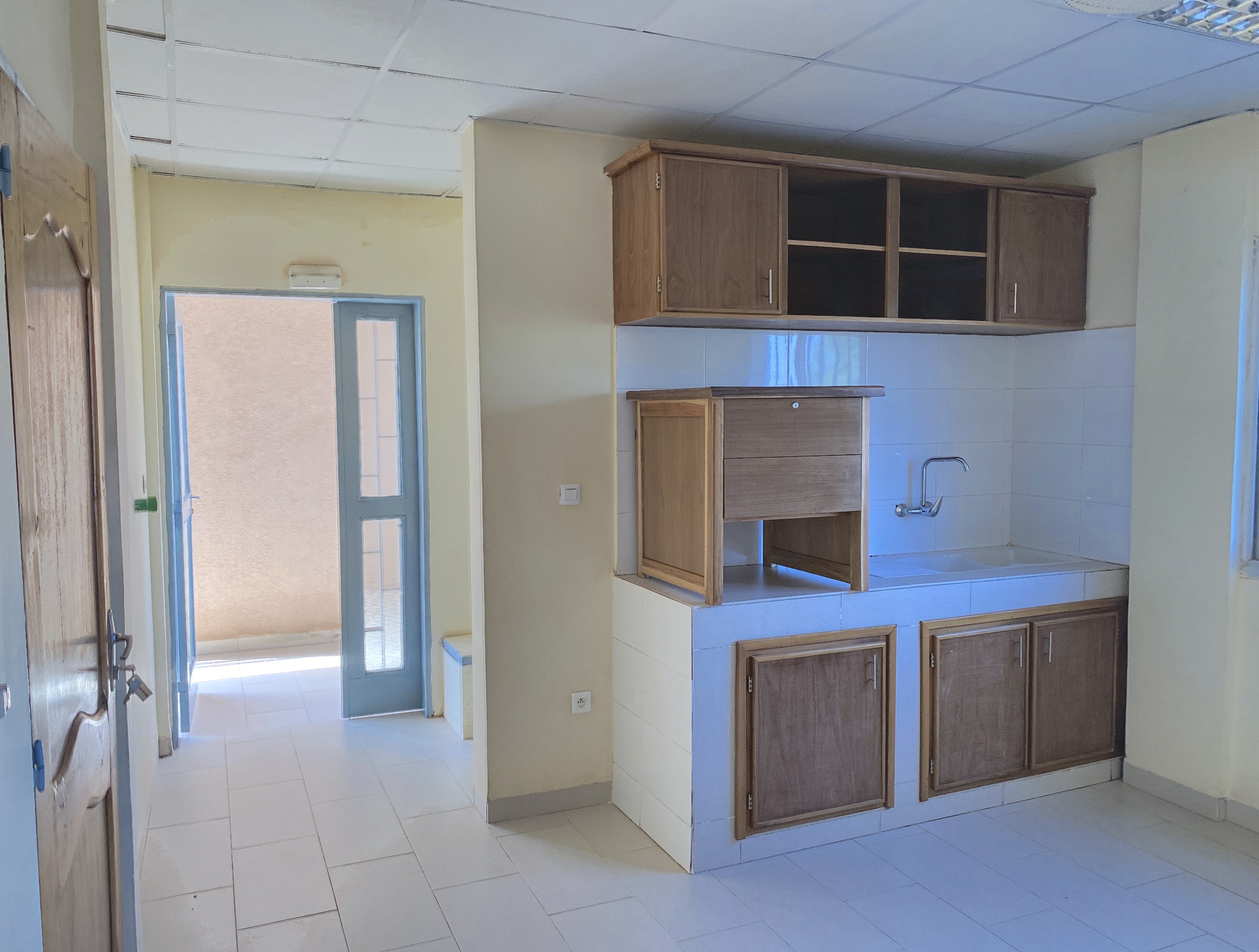 DES BUREAUX EN LOCATION DANS UN IMMEUBLE R+3 A KARPALA SUR PERFECTOR IMMOBILIER