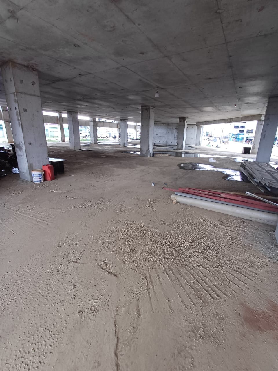 cocody riviera faya rond point de la cité Sir vente showrooms sur 3000m2