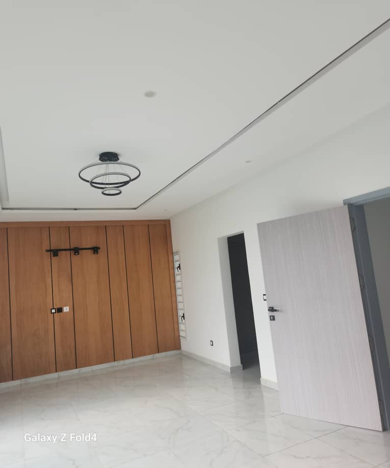 VILLA DUPLEX DE LUXE À VENDRE – 6 PIÈCES AVEC PISCINE