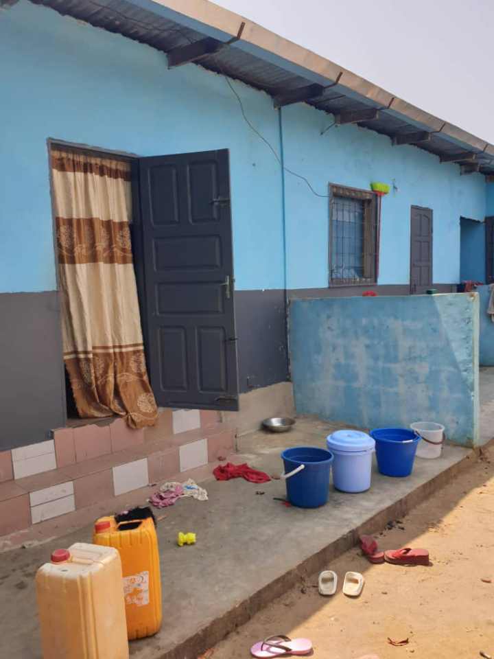 DEMI TERRAIN AVEC 4 MAISONS