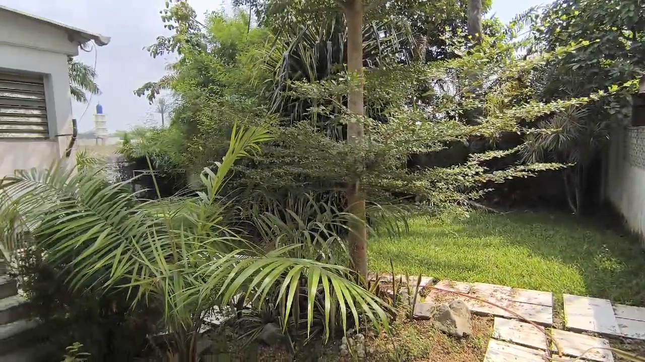 A VENDRE UNE VILLA BASSE À COCODY 2 PLATEAUX VALLON VER L'ENA