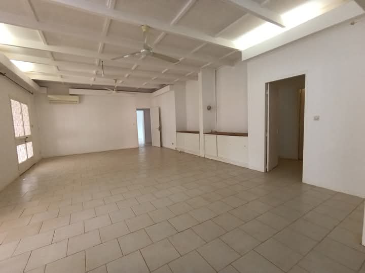 belle villa basse de 05 pièces + piscine à la Zone du bois