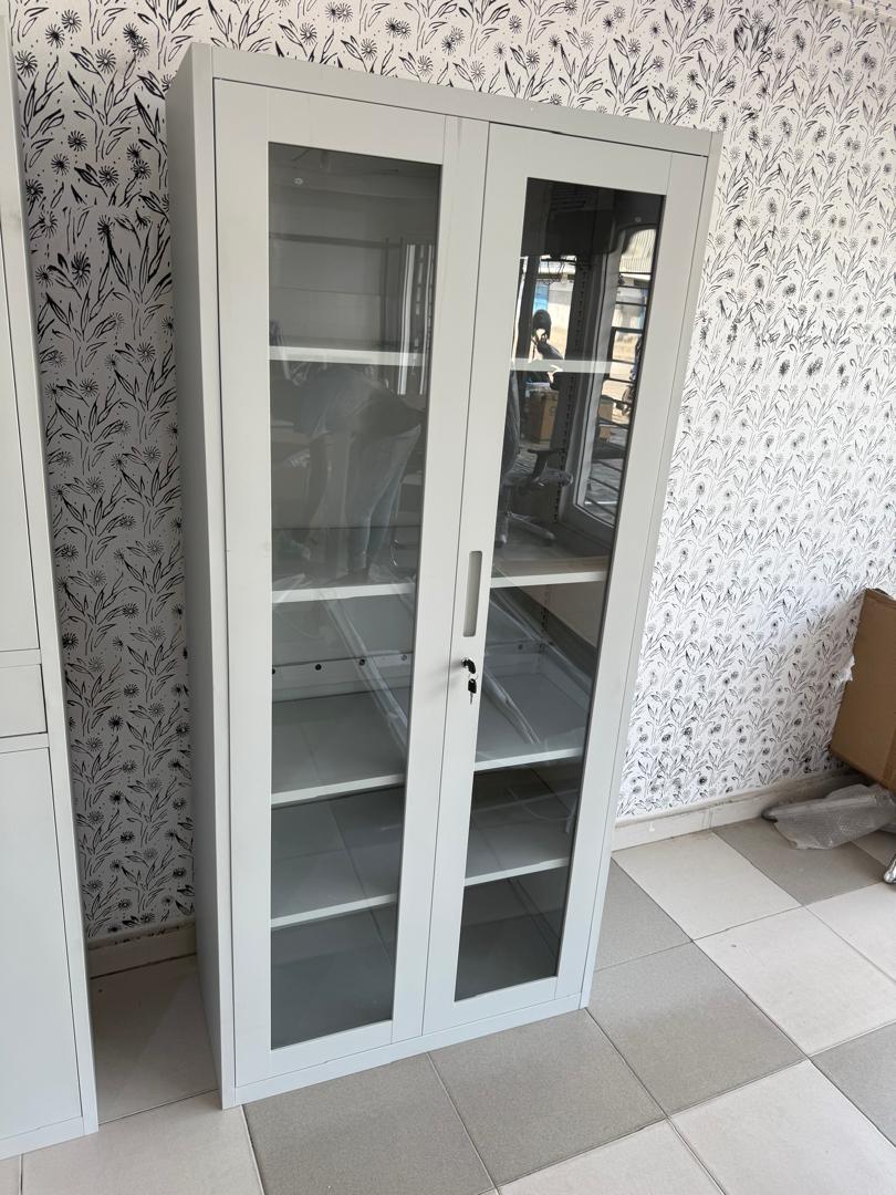 Armoire importé semi vitré