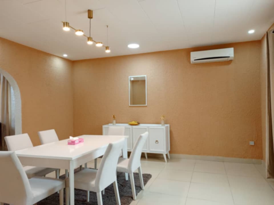 LUXUEUSE VILLA A VENDRE LUXUEUSE VILLA A VENDRE