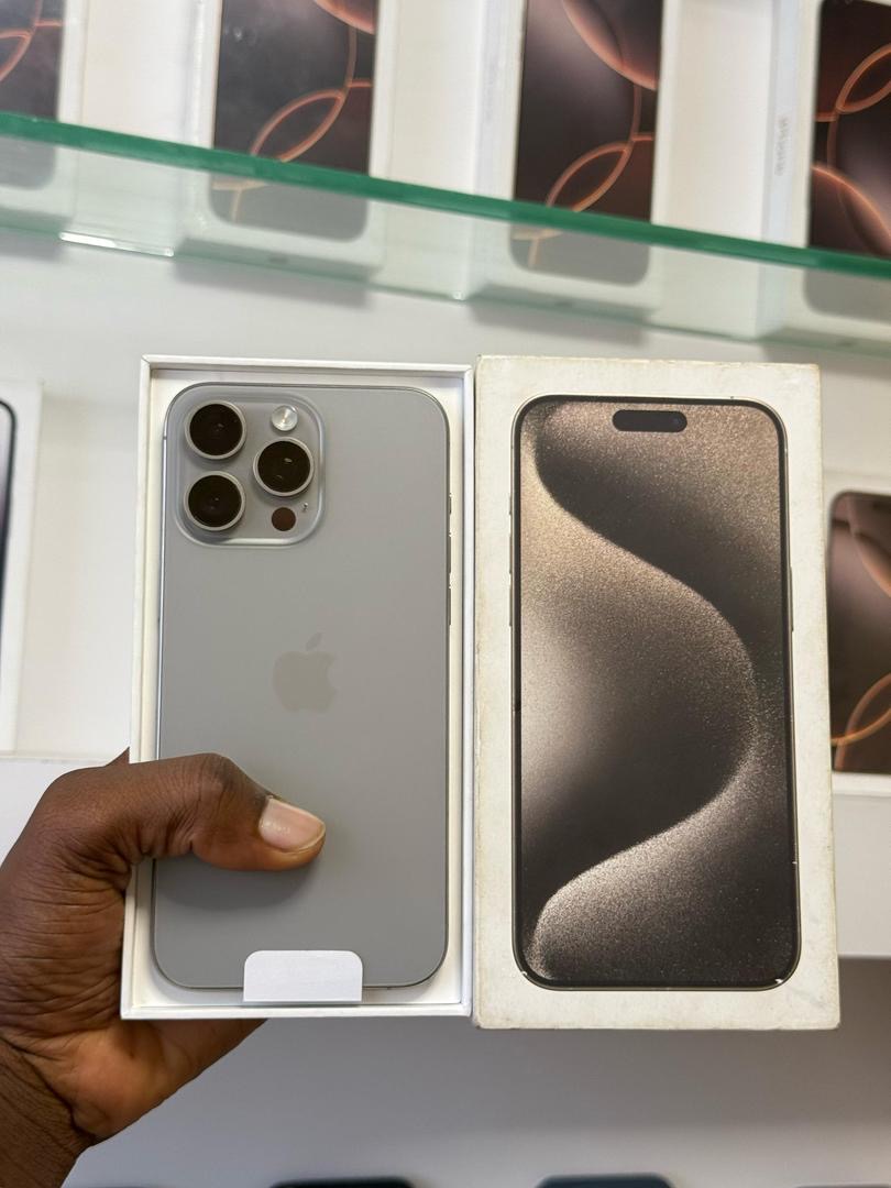 OFFRE SPÉCIALE : IPHONE 15 PRO MAX 256GO QUASI NEUF AVEC LE CARTON