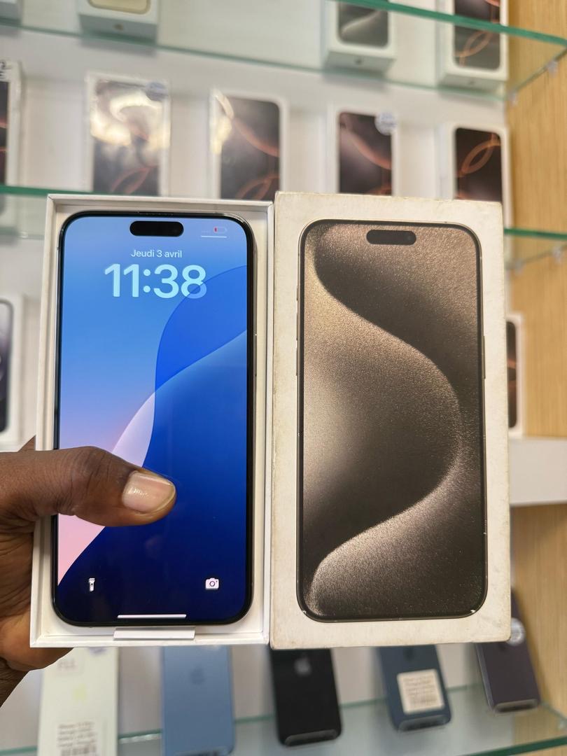 OFFRE SPÉCIALE : IPHONE 15 PRO MAX 256GO QUASI NEUF AVEC LE CARTON