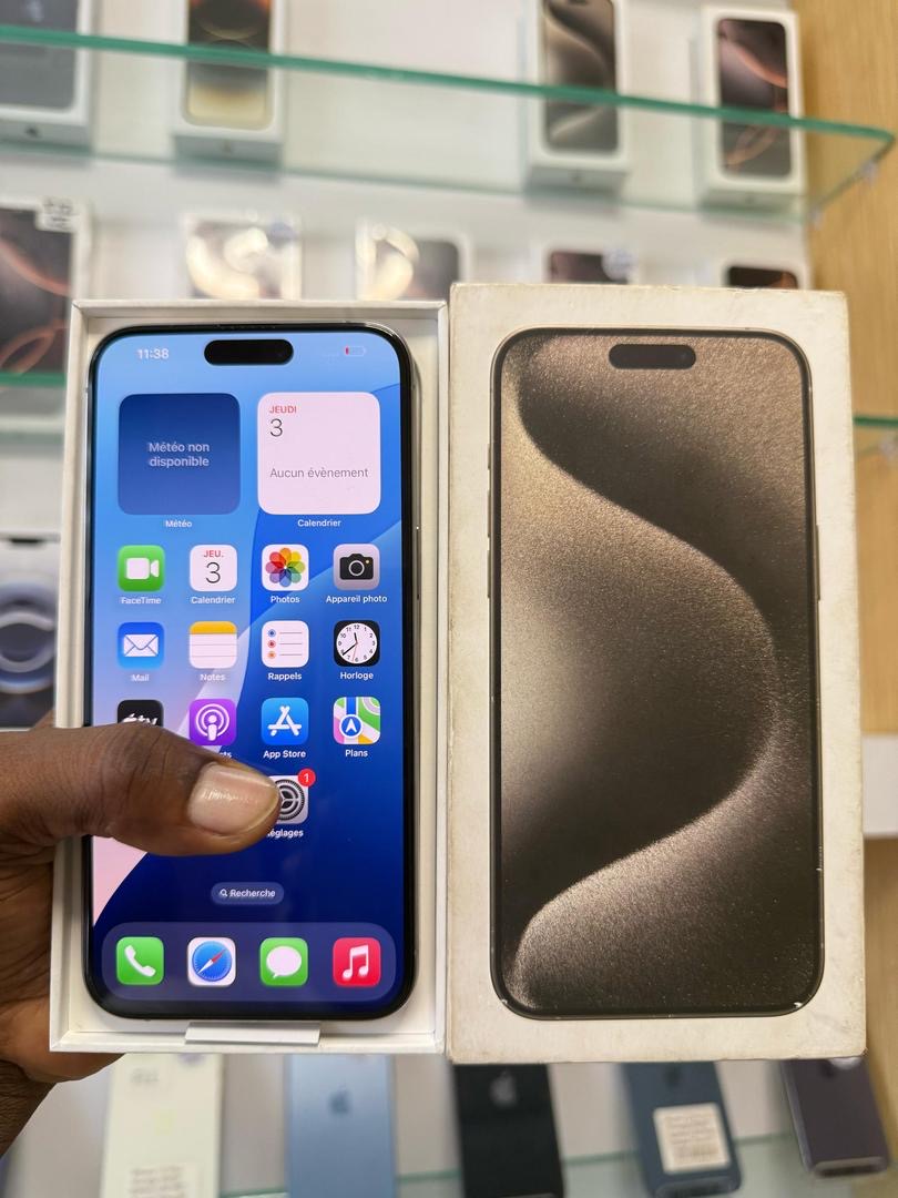 OFFRE SPÉCIALE : IPHONE 15 PRO MAX 256GO QUASI NEUF AVEC LE CARTON