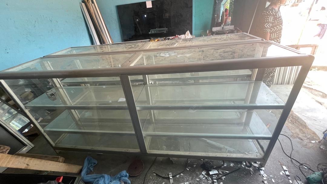 Deux vitrine avec étagère à vendre