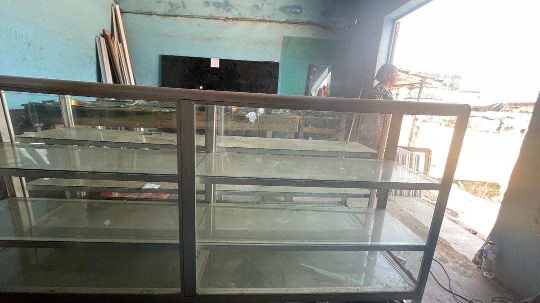 Deux vitrine avec étagère à vendre