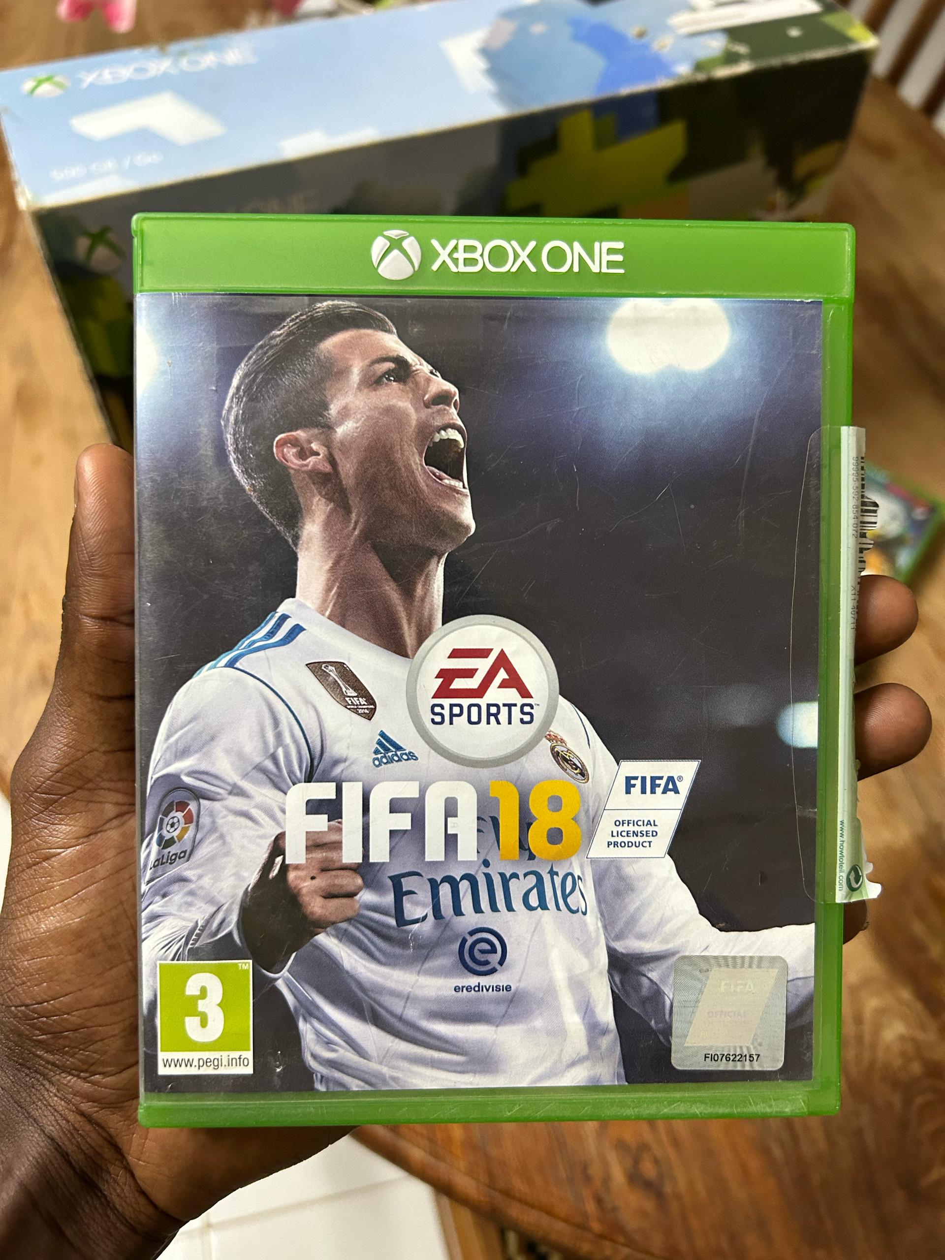 xbox one s 500 go + 1manette + 5 jeux cd