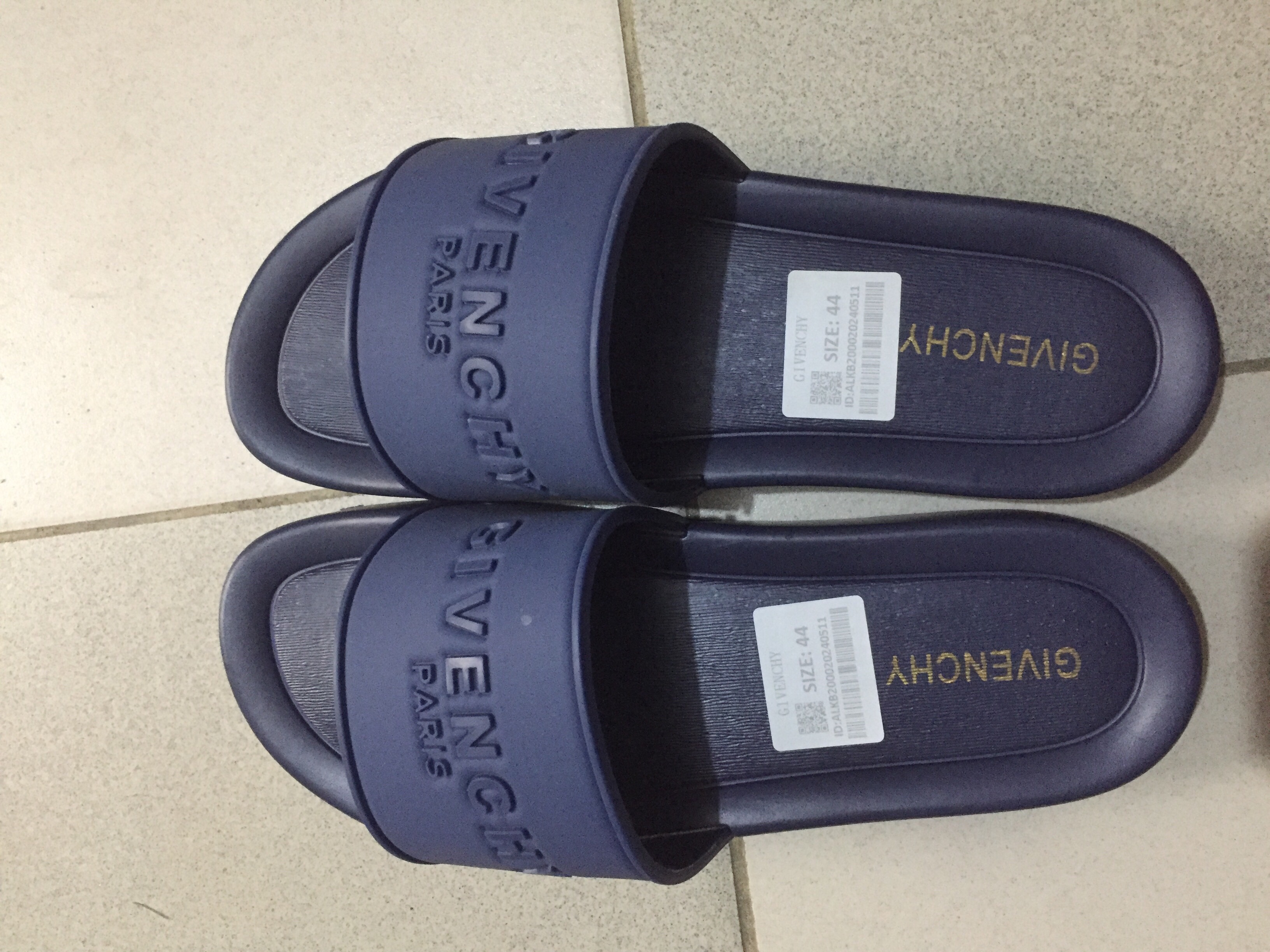 chaussures, débardeurs et sous-vêtements