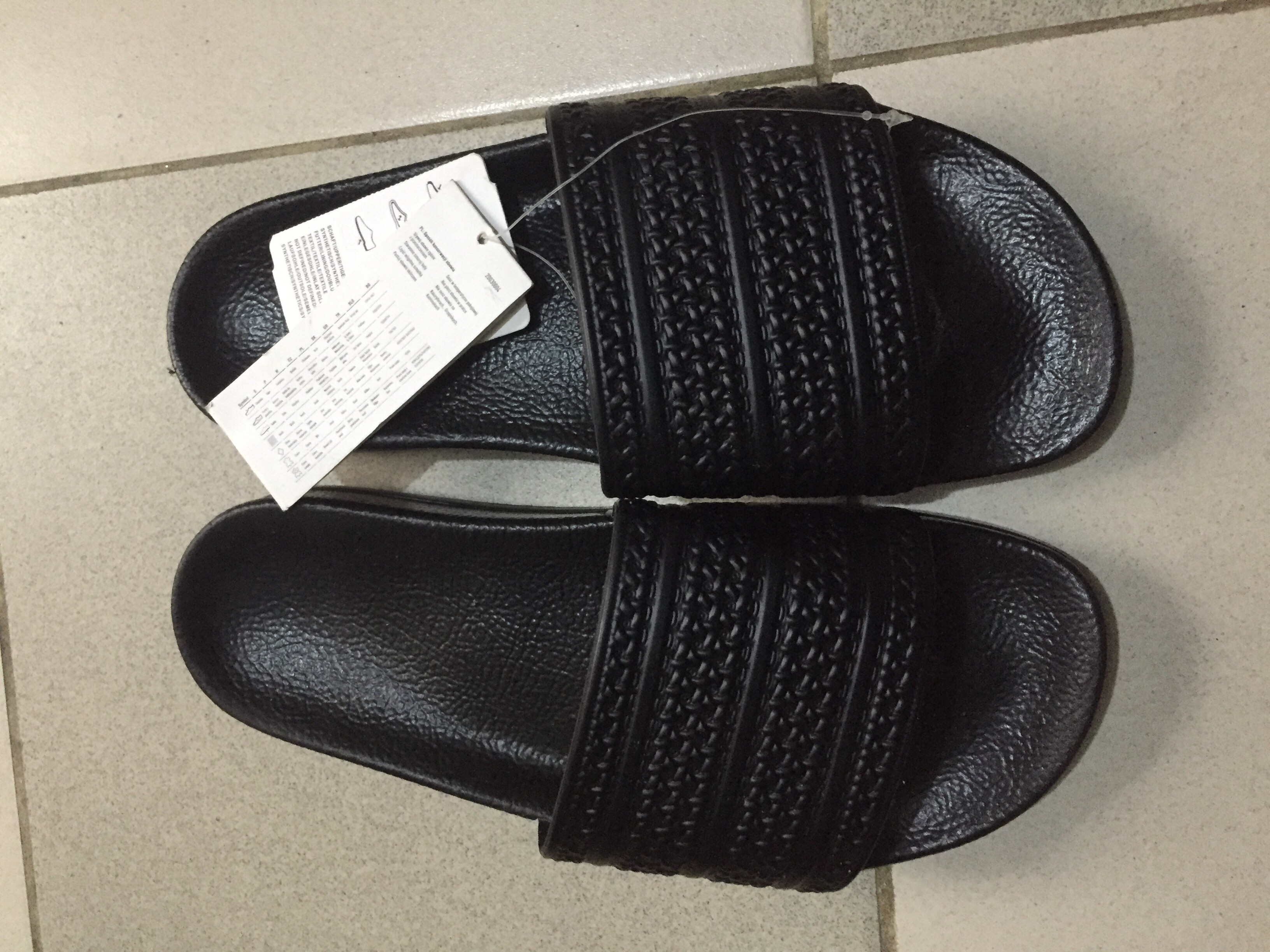 chaussures, débardeurs et sous-vêtements