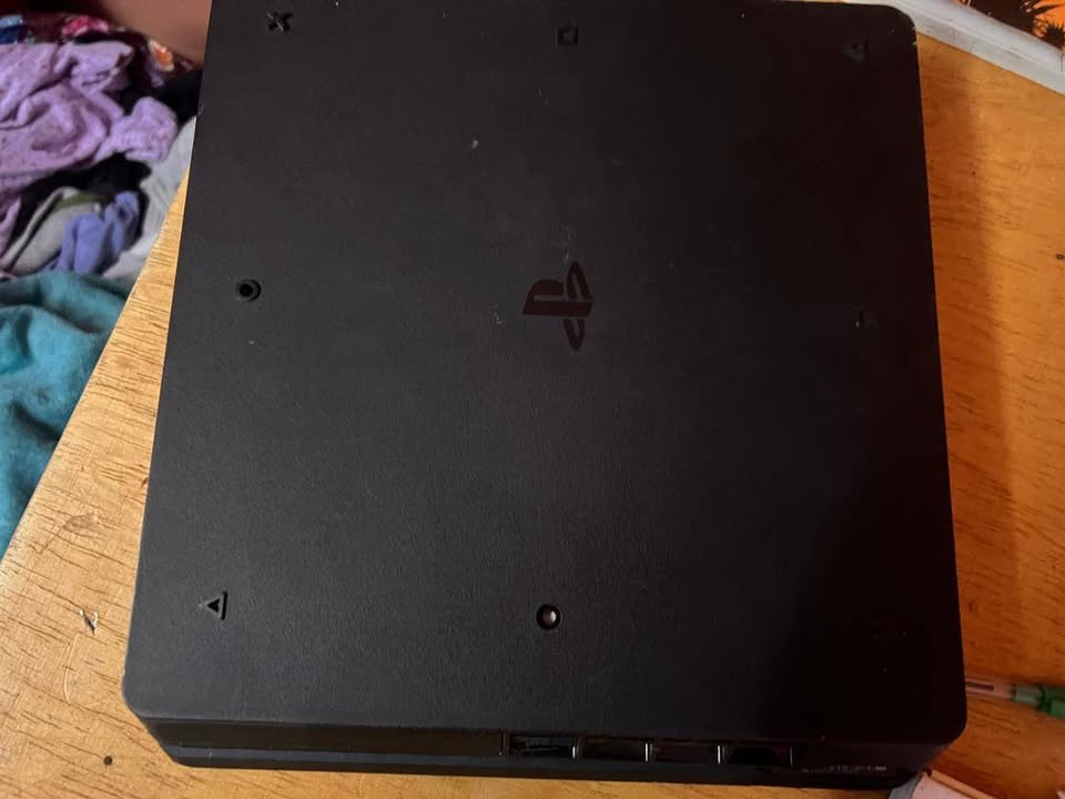 vente d'une ps4 et de jeux(jeux echangable) vente d'une ps4 et de jeux(jeux echangable)