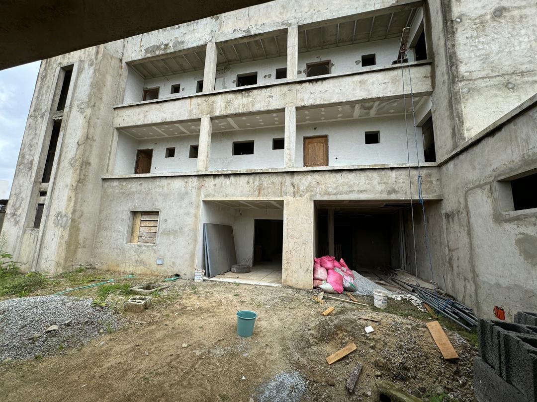 Immeuble R+2 Semi-fini à vendre à Angre Djorobité 1