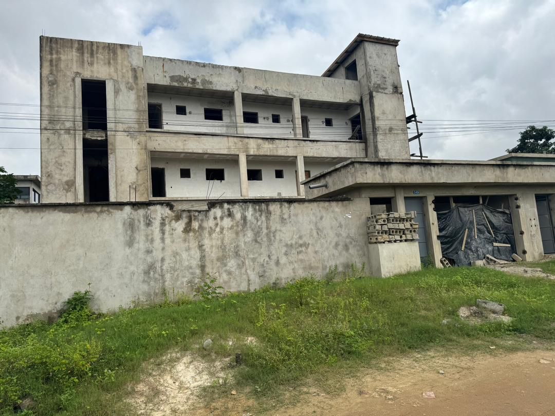 Immeuble R+2 Semi-fini à vendre à Angre Djorobité 1