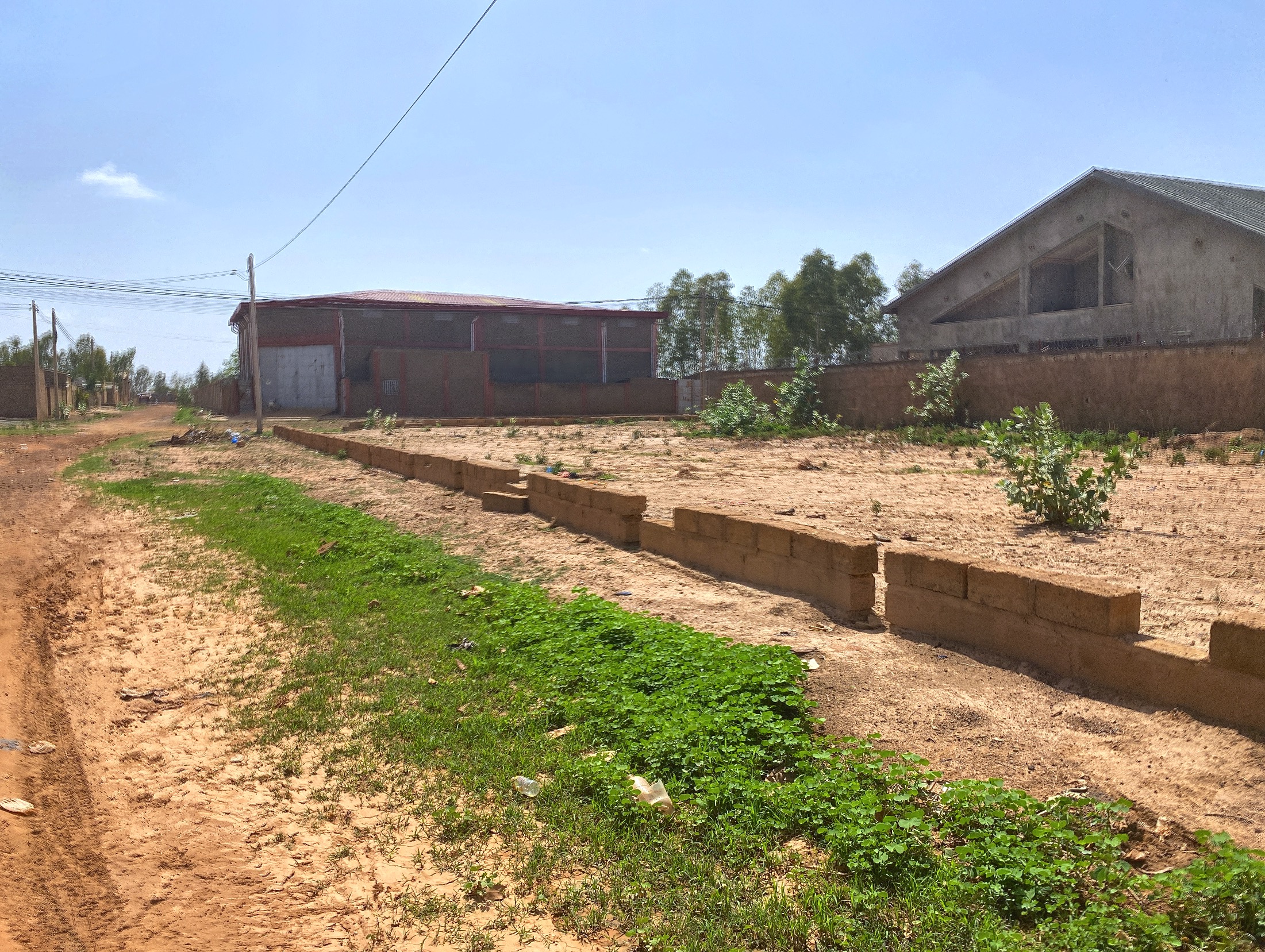 DEUX PARCELLES JUMELLE DE 630 M² EN CHACUNE DOUBLE PAN COUPE EN VENTE A KAMBOINSIN SUR PERFECTOR