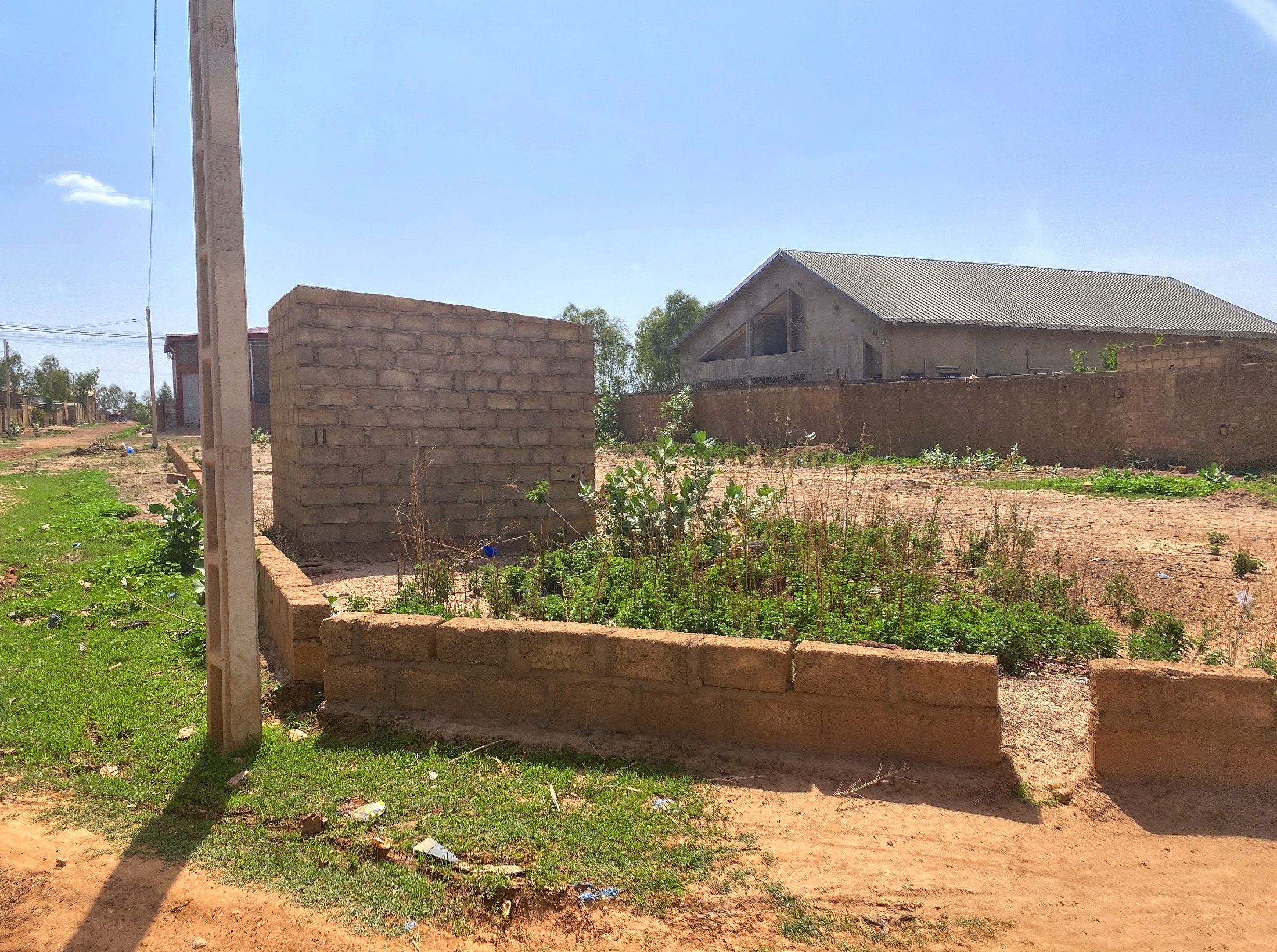 DEUX PARCELLES JUMELLE DE 630 M² EN CHACUNE DOUBLE PAN COUPE EN VENTE A KAMBOINSIN SUR PERFECTOR