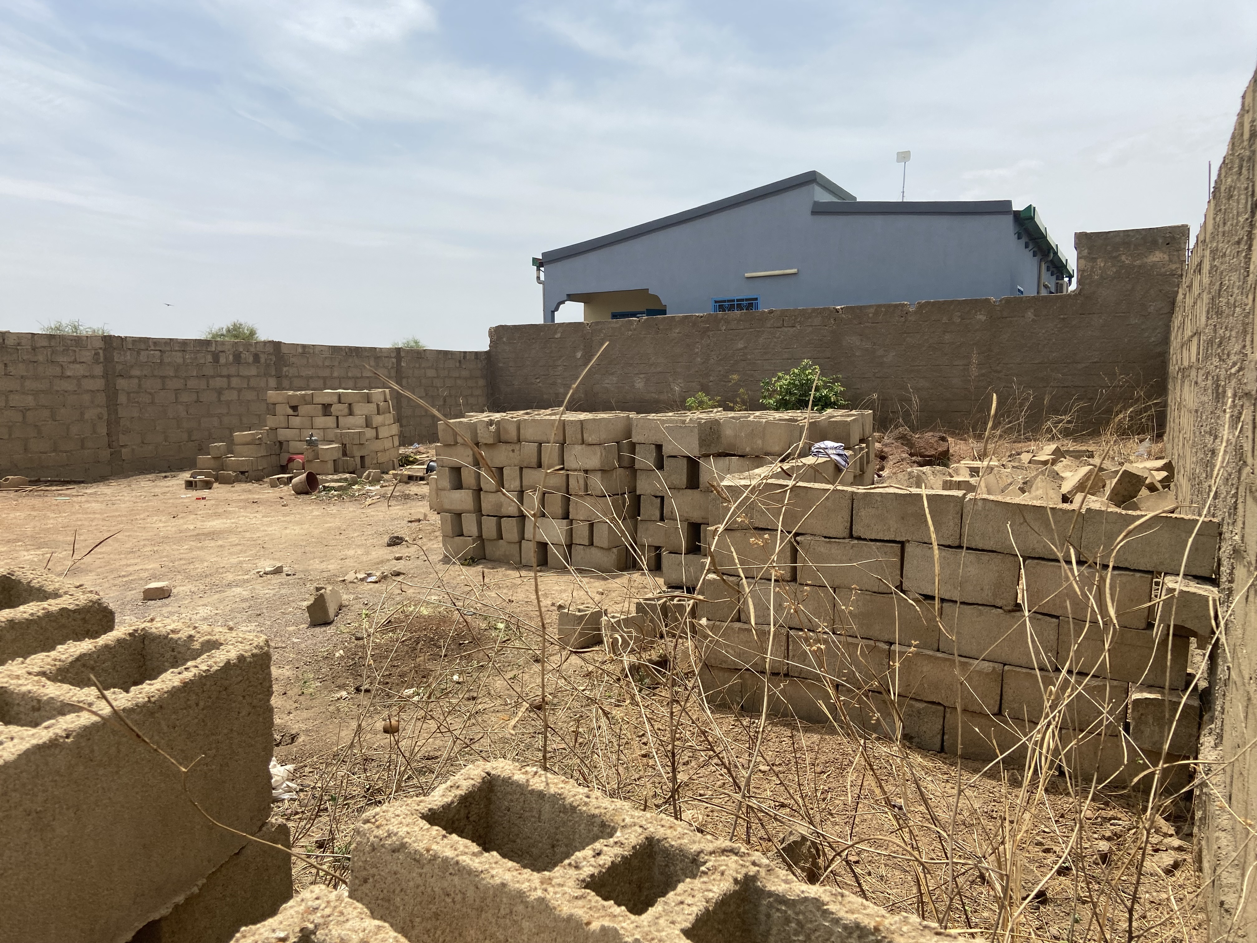 Parcelle clôturée de 300 m² à vendre – Ouaga 2000 Saabtoana