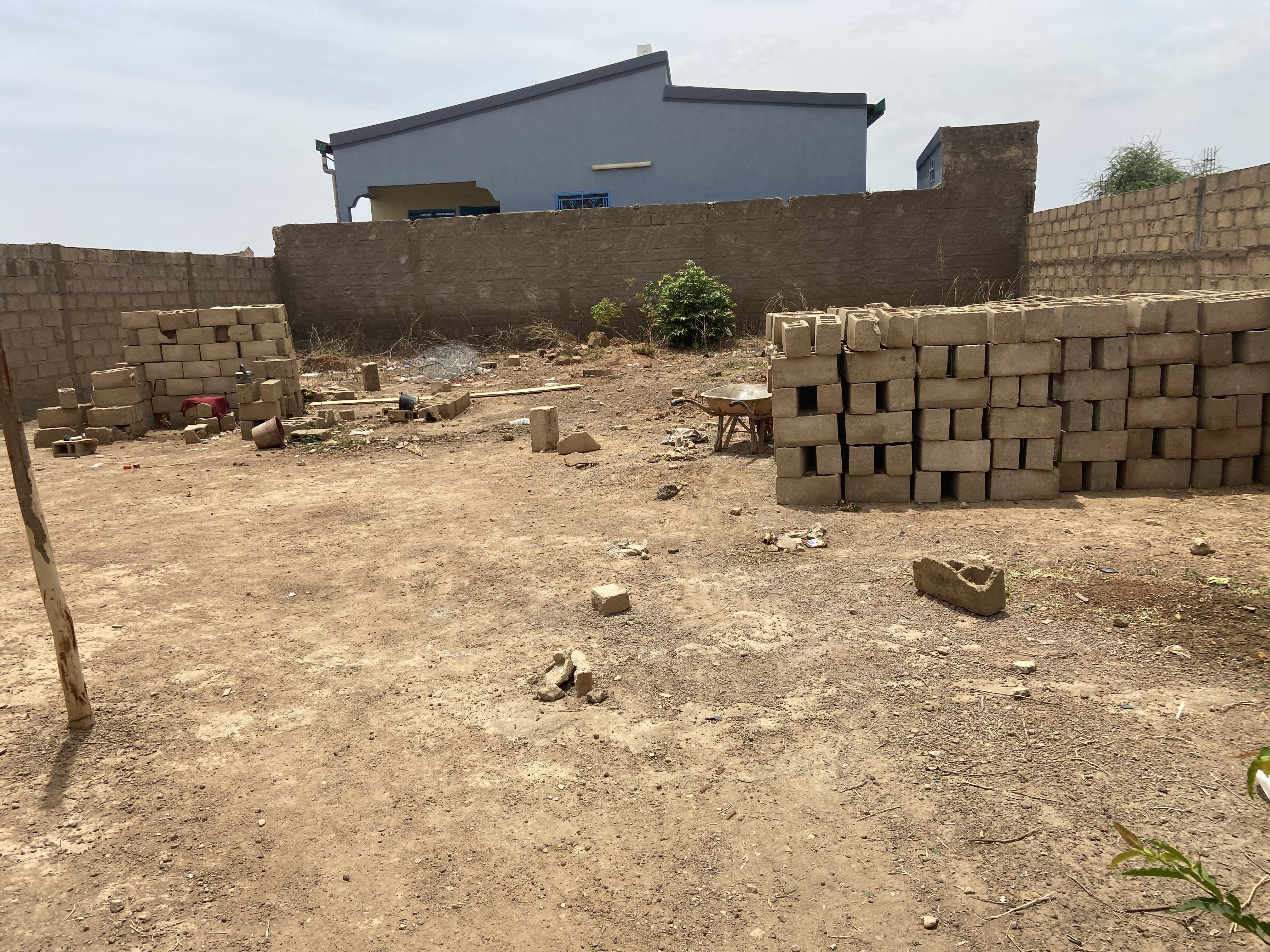 Parcelle clôturée de 300 m² à vendre – Ouaga 2000 Saabtoana