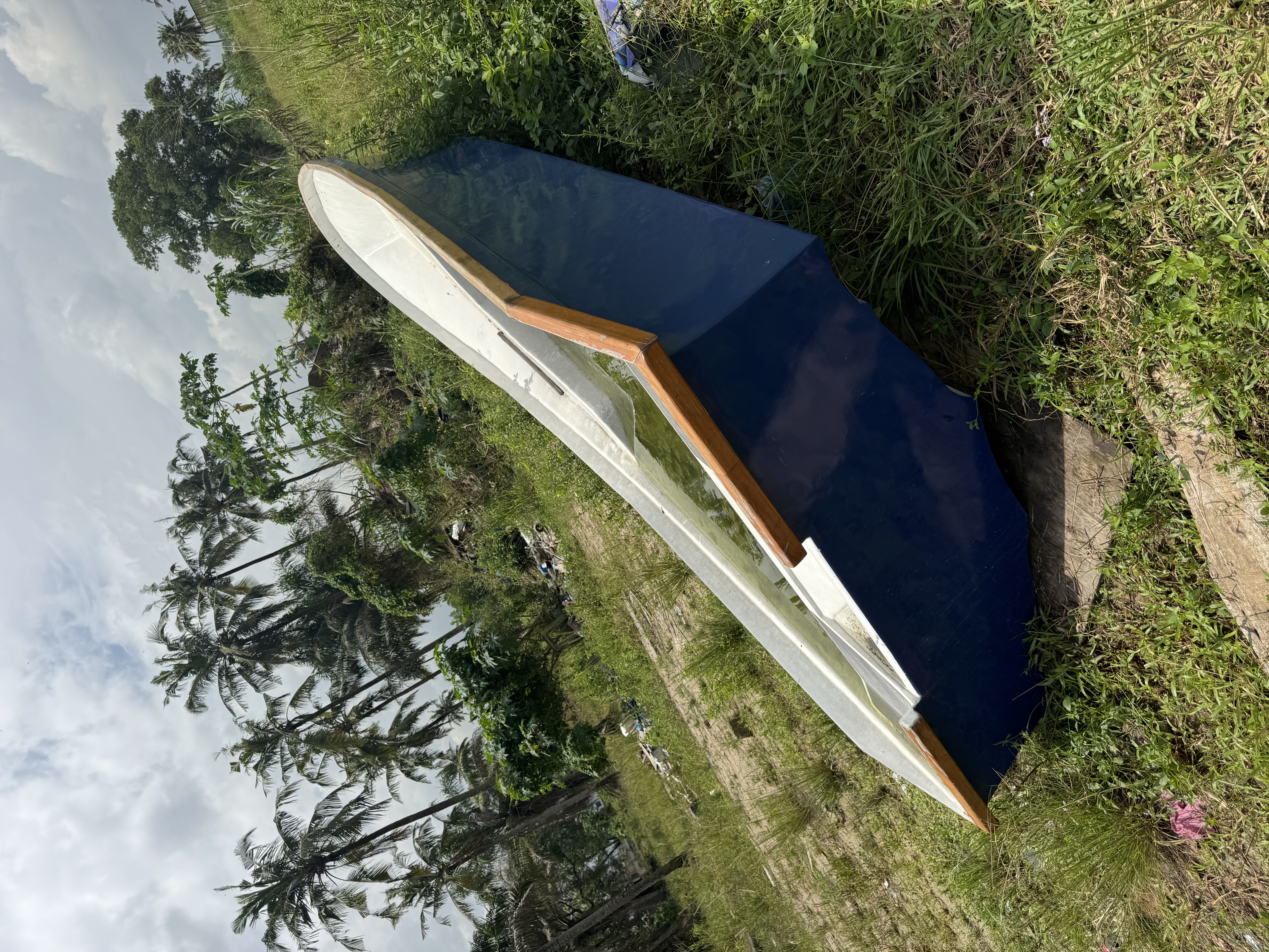 Petit coque bateau sans moteur