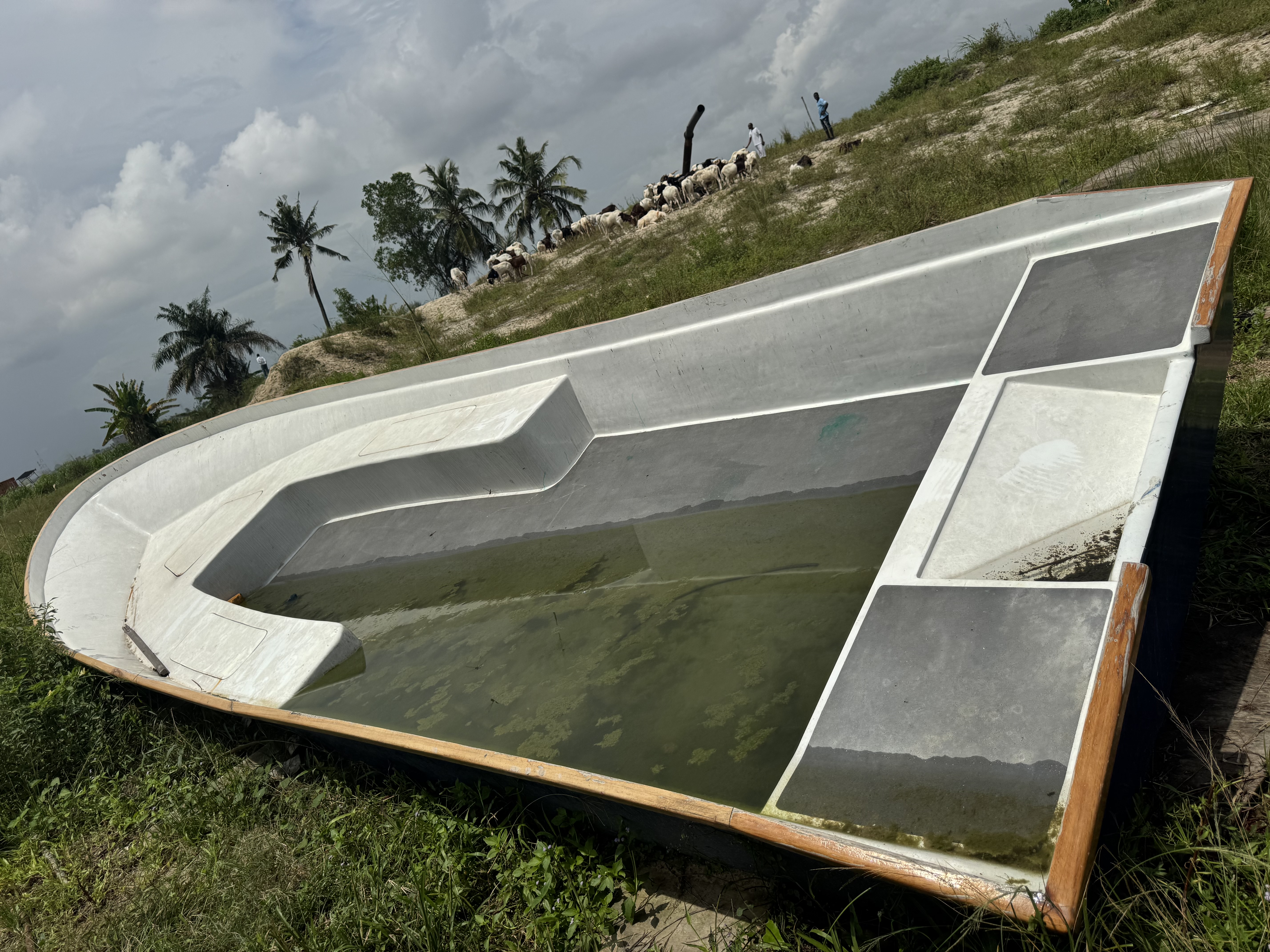 Petit coque bateau sans moteur