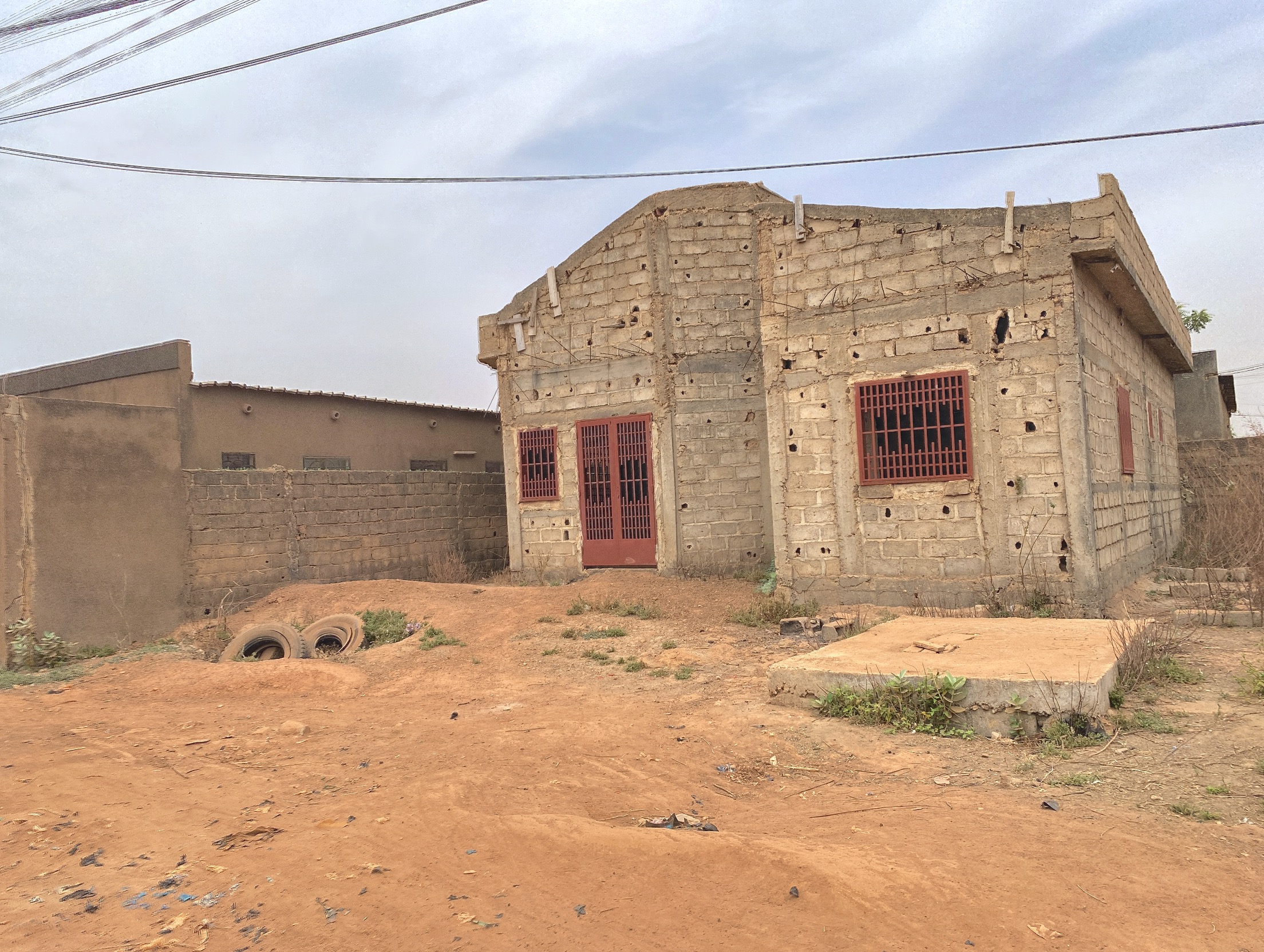 Villa F4 à vendre – Barogo (achevée à 60%)