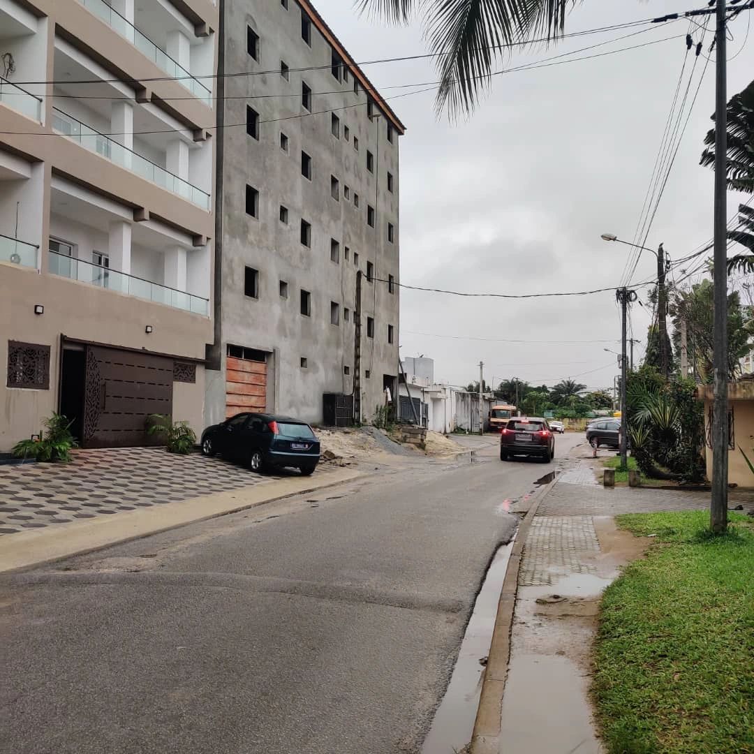 COCODY deux PLATEAU VALLON vente immeuble R+5 (Ascenseur)