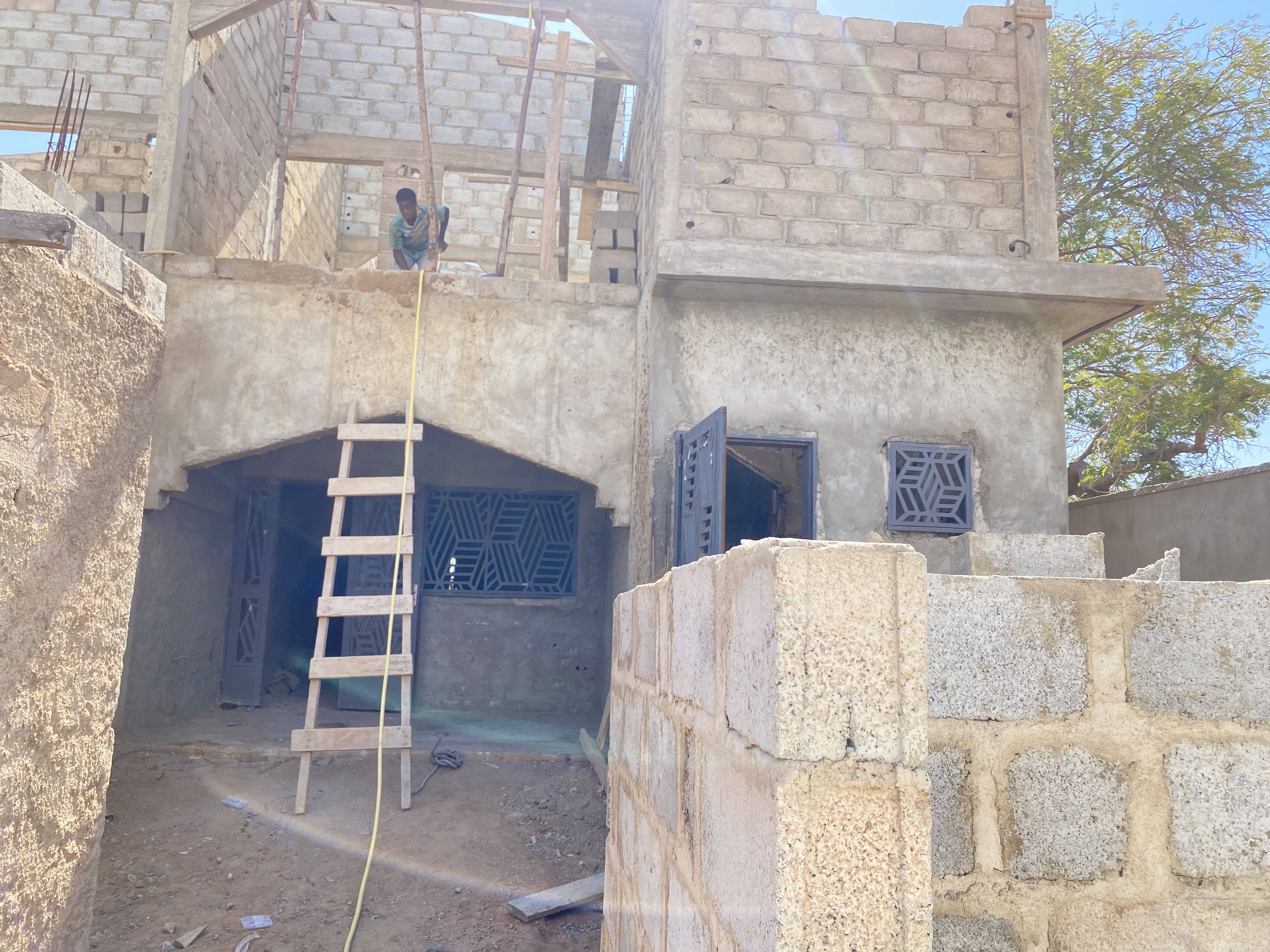 Bâtiment R+1 à vendre à Nioko 2 – Perfector Immobilier