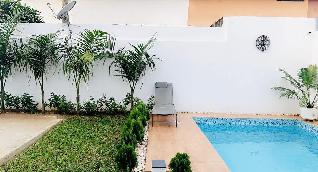 A vendre aux 2plateaux vallon une duplex de 6pieces avec piscine