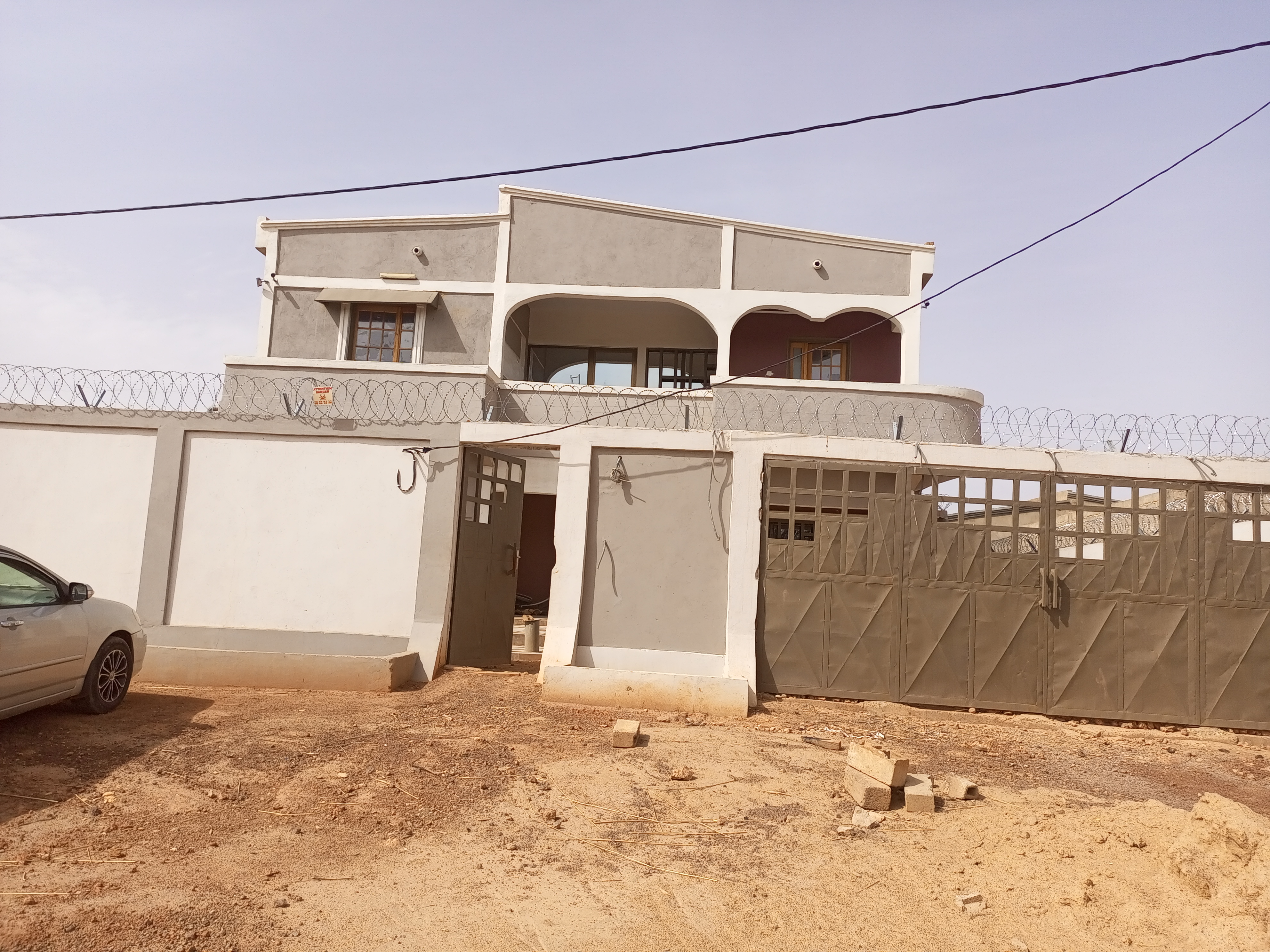 UN DUPLEX DE 07 PIÈCES BÂTI SUR UNE PARCELLE DE 320 M² EN VENTE À ZINIARÉ – SUR PERFECTOR IMMOBILIER UN DUPLEX DE 07 PIÈCES BÂTI SUR UNE PARCELLE DE 320 M² EN VENTE À ZINIARÉ – SUR PERFECTOR IMMOBILIER