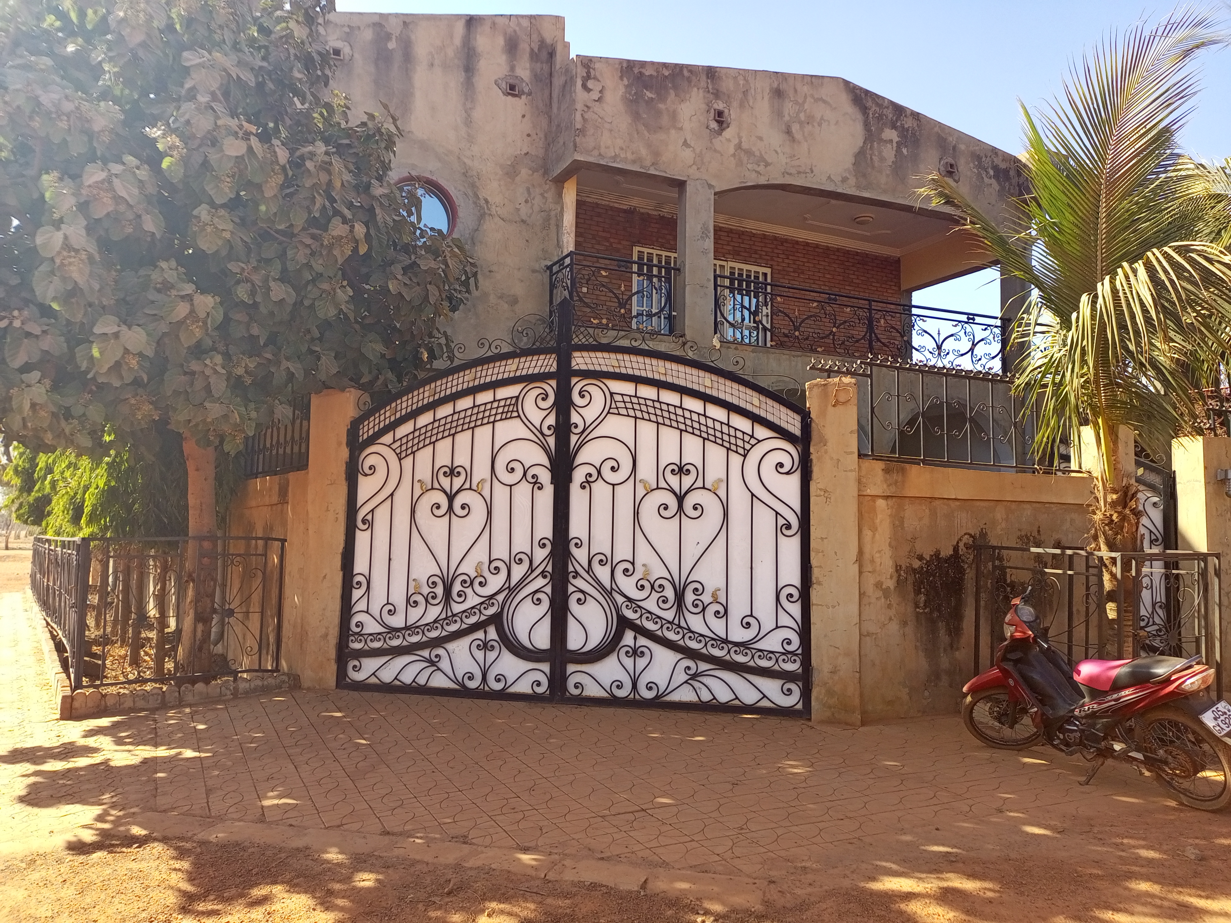 UN DUPLEX DE 10 PIÈCES EN LOCATION À KAMBOINSÉ UN DUPLEX DE 10 PIÈCES EN LOCATION À KAMBOINSÉ