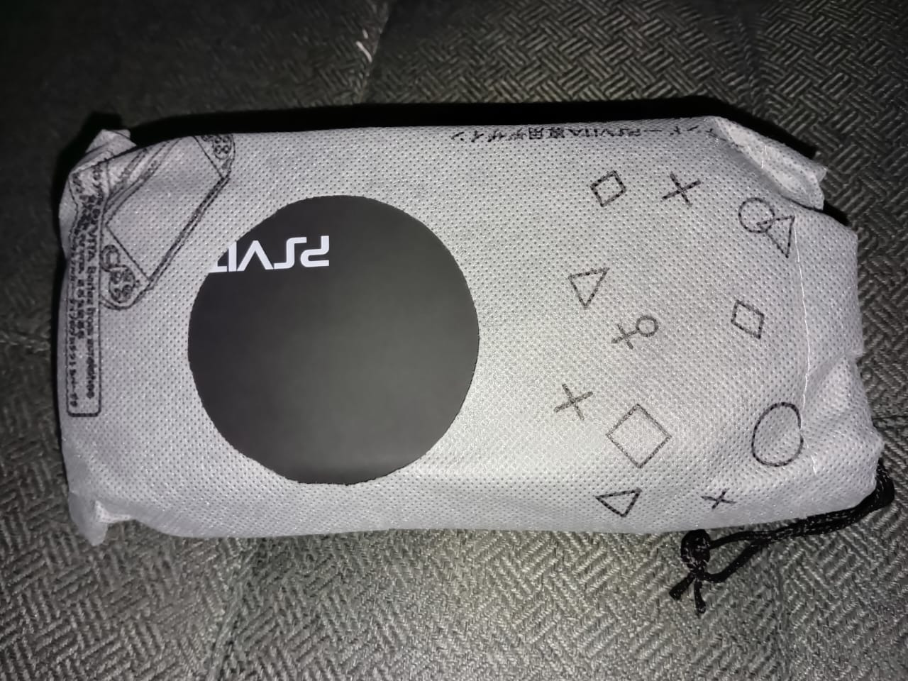 PS VITA SLIM AVEC 18 JEUX MEMOIRE 32 GIGA + SACOCHE ET SAC + CABLE