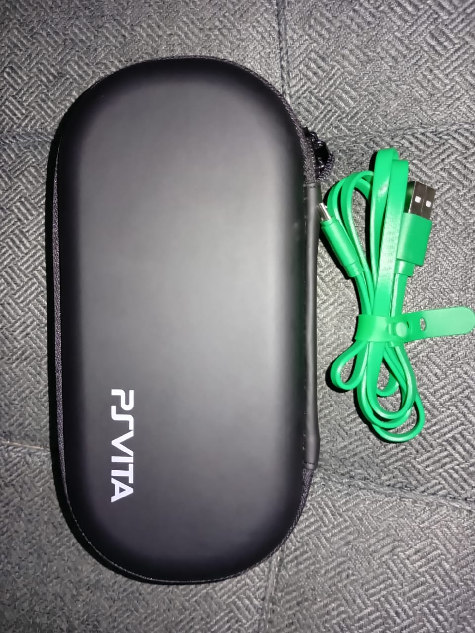 PS VITA SLIM AVEC 18 JEUX MEMOIRE 32 GIGA + SACOCHE ET SAC + CABLE