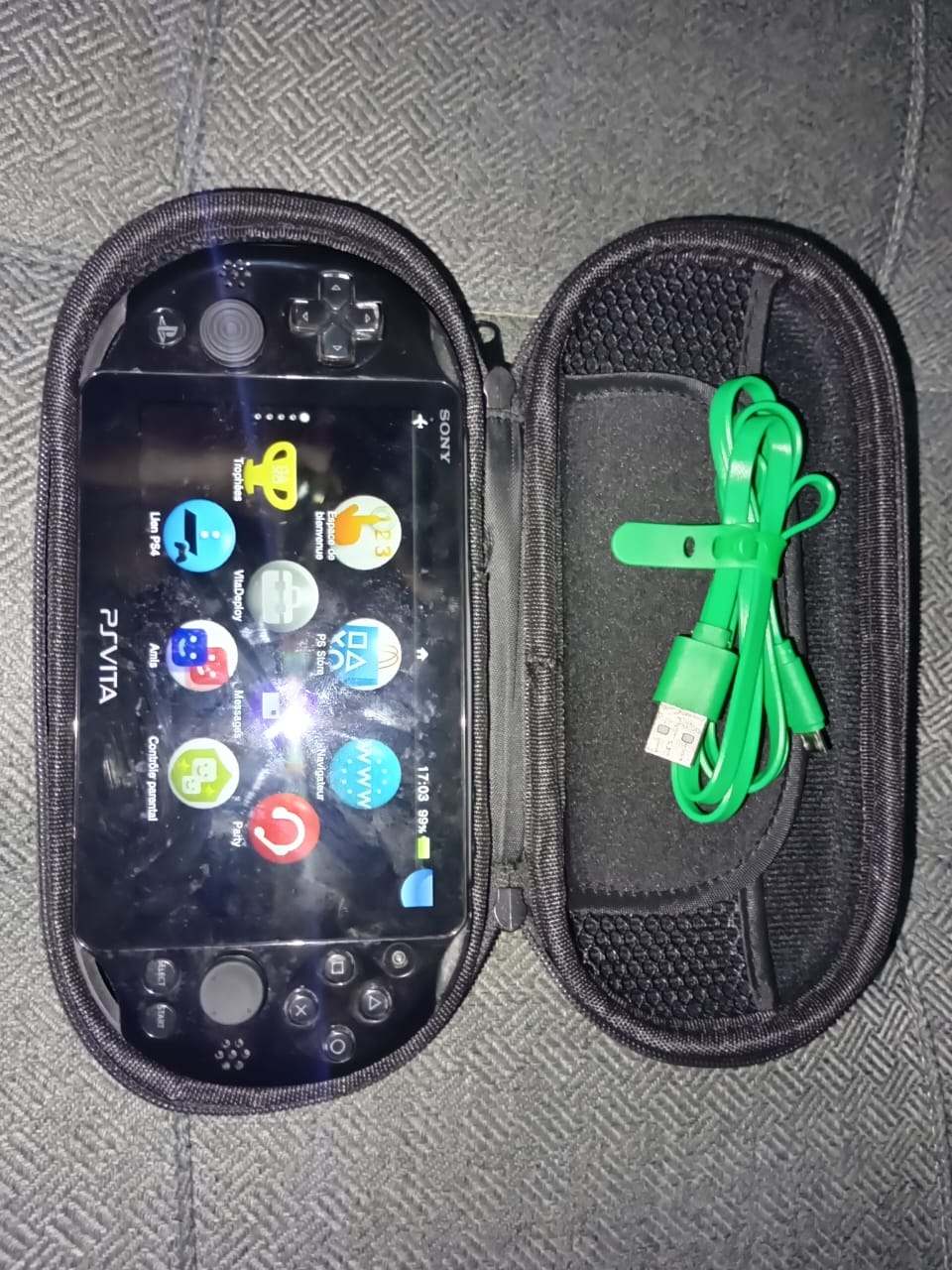 PS VITA SLIM AVEC 18 JEUX MEMOIRE 32 GIGA + SACOCHE ET SAC + CABLE