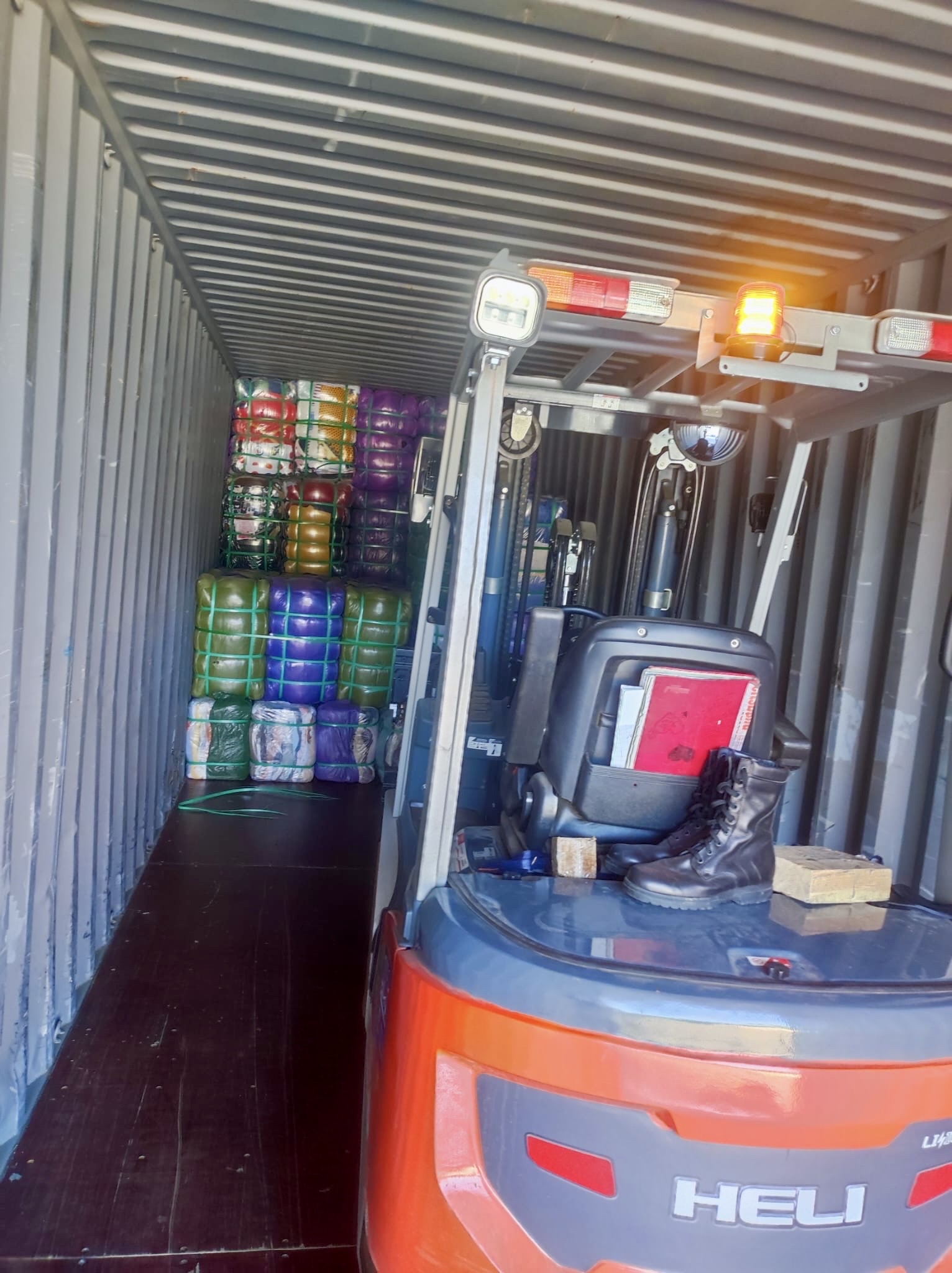 Vêtements en gros – Import/Export depuis Bruxelles Vêtements en gros – Import/Export depuis Bruxelles