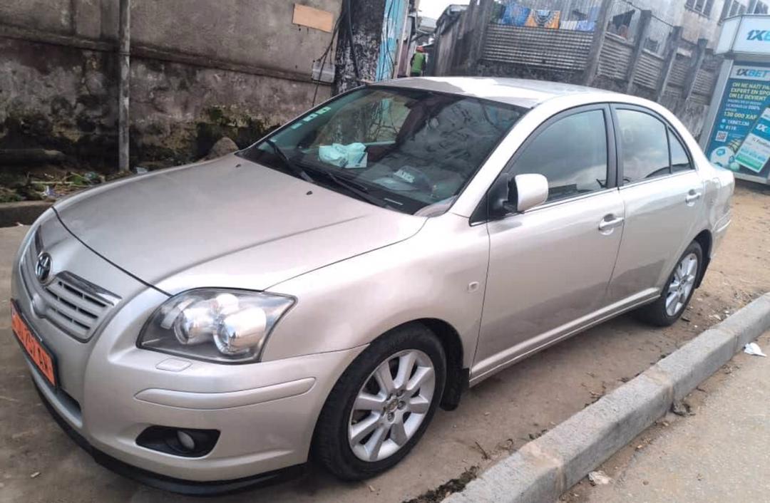 TOYOTA AVENSIS TETE DE COCHON 2005