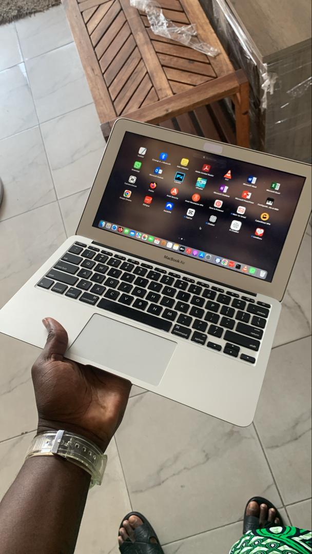 MACBOOK AIR