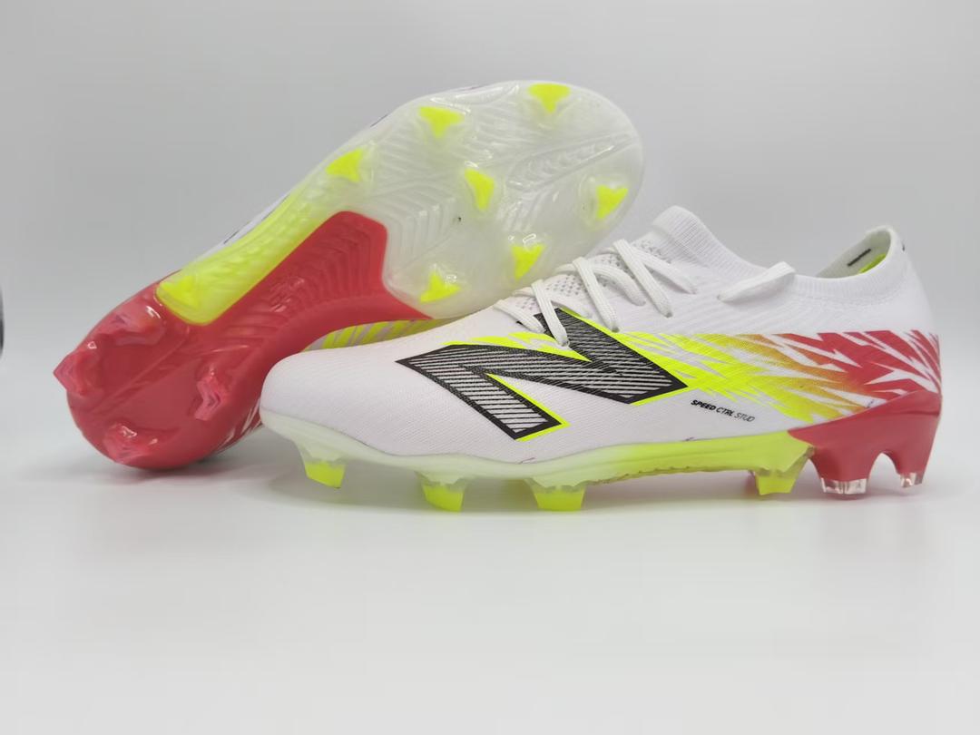 paires de crampons New balance