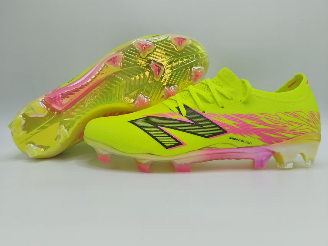 paires de crampons New balance