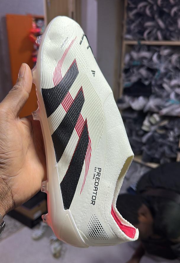 Paires de crampons Adidas