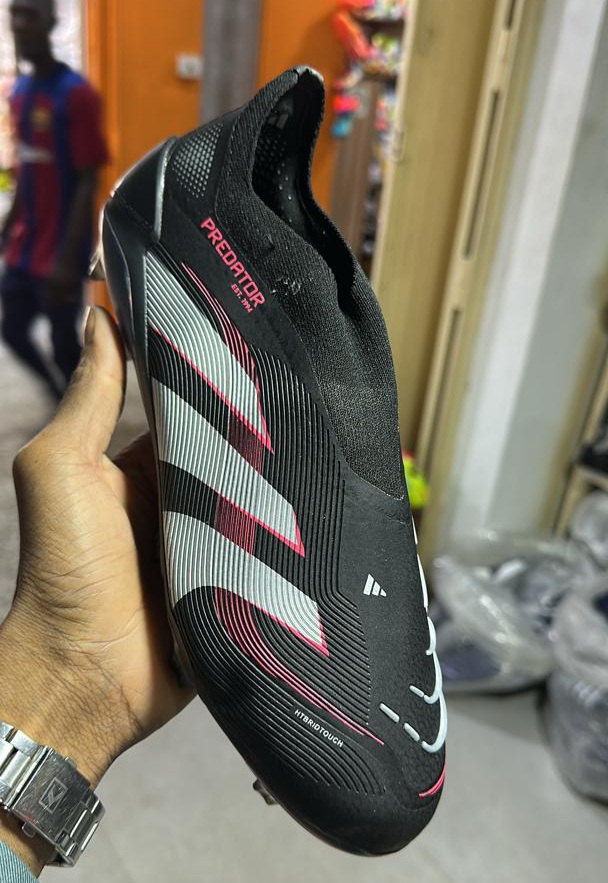Paires de crampons Adidas