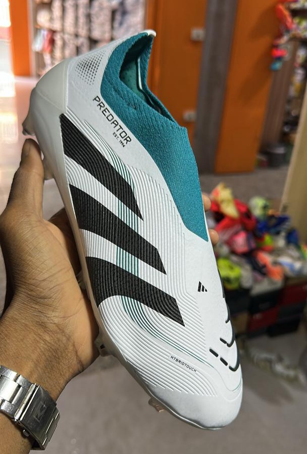 Paires de crampons Adidas