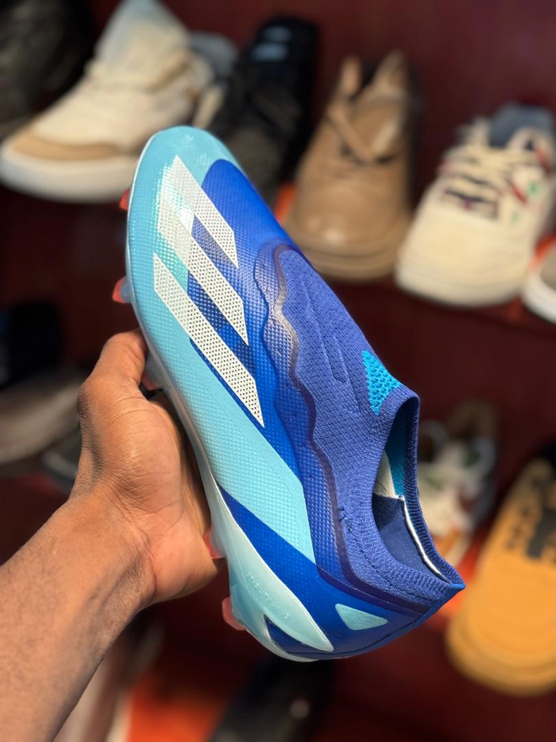 Paires de crampons Adidas