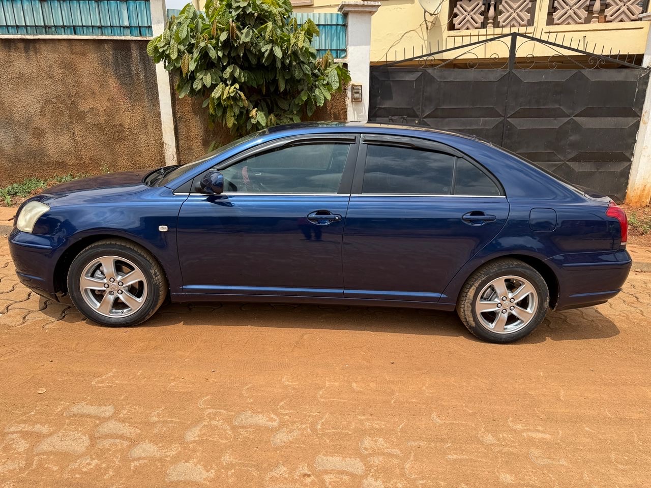 Toyota avensis tête de cochon liefback